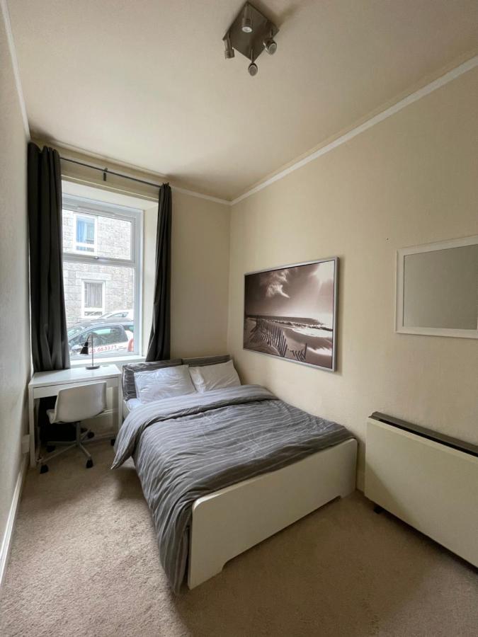 Beautiful 2 Bedroom Apartment- Prime Location, Aberdeen Centre ภายนอก รูปภาพ